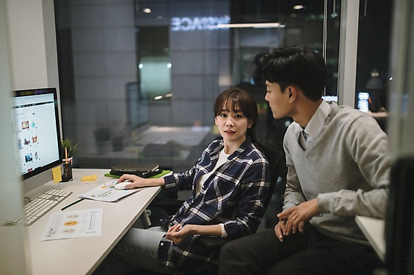 포토 JPG 응시 여자 남자 실내 앉기 상반신 20대 성인 두명 옆모습 아웃포커스 30대 컴퓨터 사무실 한국인 업무 직장인 비즈니스맨 비즈니스우먼 동료 야근 워커홀릭 성인만 국내포토 직업 시선 뷰포인트 비즈니스 관계 모션 촬영기법 사람 동양인 청년 내부 장년 전자제품 작업 파일형식