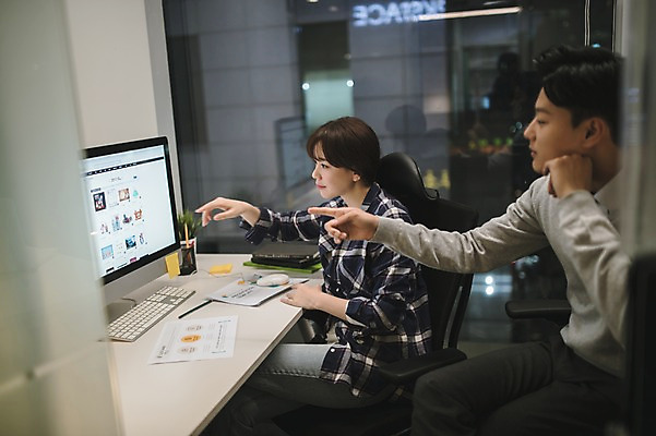 포토 JPG 응시 여자 남자 실내 앉기 상반신 20대 성인 두명 옆모습 아웃포커스 30대 컴퓨터 사무실 한국인 가리킴 업무 직장인 비즈니스맨 비즈니스우먼 동료 야근 워커홀릭 성인만 국내포토 직업 시선 뷰포인트 비즈니스 관계 모션 촬영기법 사람 동양인 손짓 청년 내부 장년 전자제품 작업 파일형식