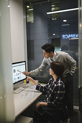 포토 JPG 응시 여자 남자 실내 서기 앉기 상반신 20대 성인 두명 앞모습 옆모습 아웃포커스 30대 컴퓨터 사무실 한국인 가리킴 업무 직장인 비즈니스맨 비즈니스우먼 동료 야근 워커홀릭 성인만 국내포토 직업 시선 뷰포인트 비즈니스 관계 모션 촬영기법 사람 동양인 손짓 청년 내부 장년 전자제품 작업 파일형식