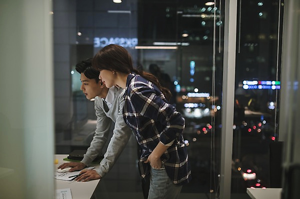 포토 JPG 응시 여자 남자 실내 서기 상반신 20대 성인 두명 옆모습 아웃포커스 30대 사무실 한국인 업무 직장인 비즈니스맨 비즈니스우먼 동료 야근 워커홀릭 성인만 국내포토 직업 시선 뷰포인트 비즈니스 관계 모션 촬영기법 사람 동양인 청년 내부 장년 작업 파일형식