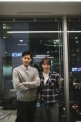 포토 JPG 여자 남자 실내 서기 미소 상반신 20대 성인 두명 앞모습 30대 사무실 팔짱 한국인 직장인 비즈니스맨 비즈니스우먼 동료 성인만 국내포토 직업 뷰포인트 비즈니스 관계 모션 표정 사람 동양인 청년 내부 장년 파일형식 인종