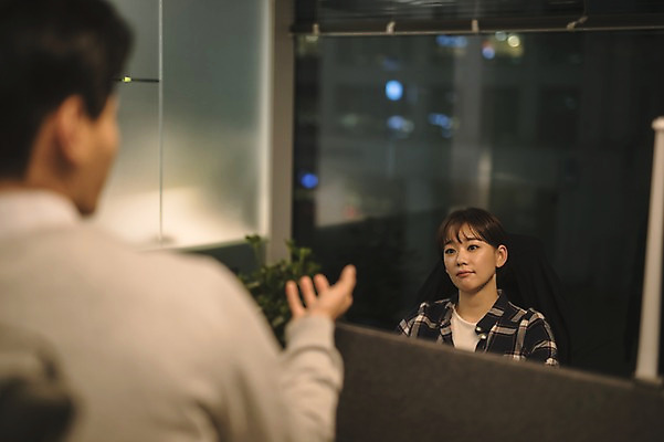 포토 JPG 응시 여자 남자 실내 서기 미소 앉기 상반신 20대 성인 두명 앞모습 뒷모습 아웃포커스 30대 사무실 한국인 직장인 비즈니스맨 비즈니스우먼 동료 성인만 국내포토 직업 시선 뷰포인트 비즈니스 관계 모션 촬영기법 표정 사람 동양인 청년 내부 장년 파일형식