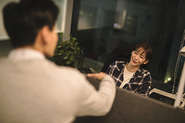 포토 JPG 여자 남자 실내 서기 미소 앉기 상반신 20대 성인 두명 앞모습 뒷모습 아웃포커스 30대 사무실 한국인 직장인 비즈니스맨 비즈니스우먼 동료 성인만 국내포토 직업 뷰포인트 비즈니스 관계 모션 촬영기법 표정 사람 동양인 청년 내부 장년 파일형식 인종