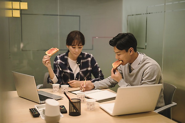 포토 JPG 응시 여자 남자 커피 빵 회의 실내 대화 앉기 상반신 20대 성인 두명 앞모습 옆모습 아웃포커스 30대 노트북 컴퓨터 사무실 한국인 직장인 비즈니스맨 비즈니스우먼 먹기 동료 회의실 포스트잇 문서 토스트 성인만 국내포토 직업 시선 음료 음식 뷰포인트 비즈니스 관계 모션 촬영기법 말하기 사람 동양인 청년 내부 장년 전자제품 메모지 파일형식
