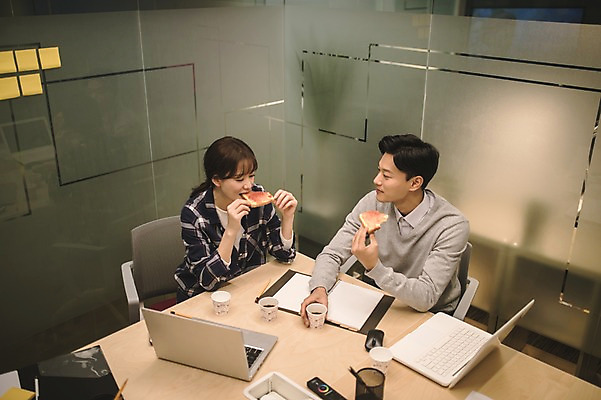 포토 JPG 응시 여자 남자 커피 빵 회의 실내 대화 앉기 상반신 20대 성인 두명 앞모습 아웃포커스 30대 노트북 컴퓨터 사무실 한국인 직장인 비즈니스맨 비즈니스우먼 먹기 동료 회의실 포스트잇 문서 토스트 성인만 국내포토 직업 시선 음료 음식 뷰포인트 비즈니스 관계 모션 촬영기법 말하기 사람 동양인 청년 내부 장년 전자제품 메모지 파일형식