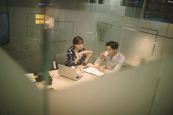 포토 JPG 응시 여자 남자 커피 빵 회의 실내 대화 앉기 상반신 20대 성인 두명 앞모습 아웃포커스 30대 노트북 컴퓨터 사무실 한국인 직장인 비즈니스맨 비즈니스우먼 먹기 동료 회의실 포스트잇 문서 토스트 성인만 국내포토 직업 시선 음료 음식 뷰포인트 비즈니스 관계 모션 촬영기법 말하기 사람 동양인 청년 내부 장년 전자제품 메모지 파일형식