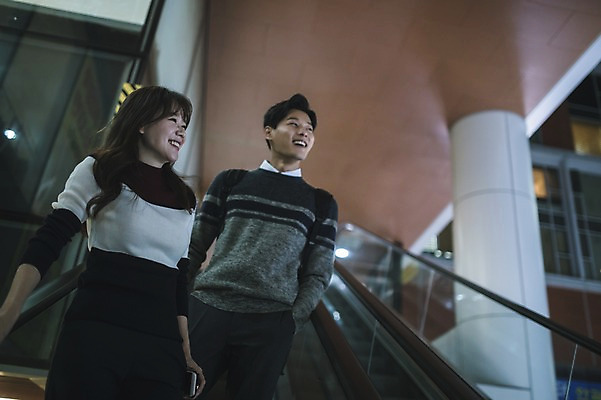 포토 JPG 응시 여자 남자 서기 상반신 20대 성인 야외 두명 앞모습 아웃포커스 30대 한국인 직장인 비즈니스맨 비즈니스우먼 야간 동료 퇴근 에스컬레이터 성인만 국내포토 자연요소 직업 시선 뷰포인트 비즈니스 관계 모션 촬영기법 사람 동양인 청년 장년 출퇴근 파일형식