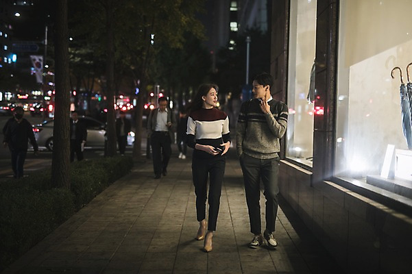 포토 JPG 전신 여자 남자 도로 길 거리 미소 20대 성인 야외 두명 앞모습 아웃포커스 30대 걷기 한국인 직장인 비즈니스맨 비즈니스우먼 야간 쇼윈도 동료 퇴근 성인만 국내포토 자연요소 직업 뷰포인트 비즈니스 관계 교통시설 모션 촬영기법 표정 사람 동양인 청년 장년 전시 출퇴근 파일형식