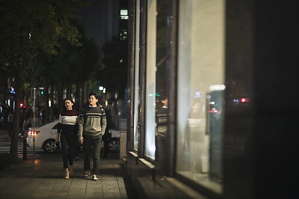 포토 JPG 전신 여자 남자 도로 길 거리 미소 20대 성인 야외 두명 앞모습 아웃포커스 30대 걷기 한국인 직장인 비즈니스맨 비즈니스우먼 야간 쇼윈도 동료 퇴근 성인만 국내포토 자연요소 직업 뷰포인트 비즈니스 관계 교통시설 모션 촬영기법 표정 사람 동양인 청년 장년 전시 출퇴근 파일형식