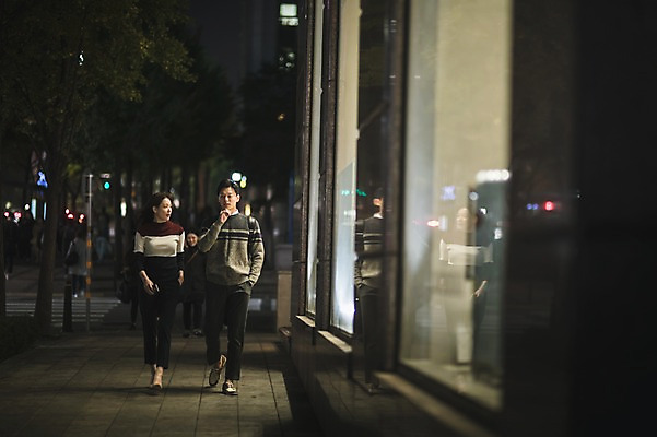 포토 JPG 전신 여자 남자 도로 길 거리 미소 20대 성인 야외 두명 앞모습 아웃포커스 30대 걷기 한국인 직장인 비즈니스맨 비즈니스우먼 야간 쇼윈도 동료 퇴근 성인만 국내포토 자연요소 직업 뷰포인트 비즈니스 관계 교통시설 모션 촬영기법 표정 사람 동양인 청년 장년 전시 출퇴근 파일형식 교통 인종 시설