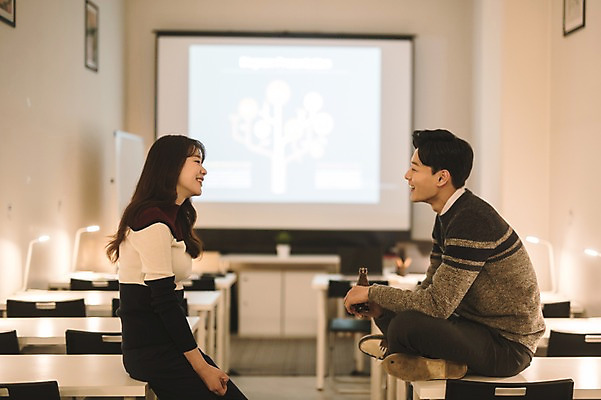 포토 JPG 여자 남자 의자 실내 대화 들기 앉기 상반신 20대 성인 두명 옆모습 아웃포커스 30대 사무실 스크린 한국인 직장인 비즈니스맨 비즈니스우먼 책상 동료 롤스크린 피로회복제 성인만 국내포토 직업 뷰포인트 가구 비즈니스 관계 모션 촬영기법 말하기 사람 동양인 청년 내부 장년 약 피로회복 파일형식