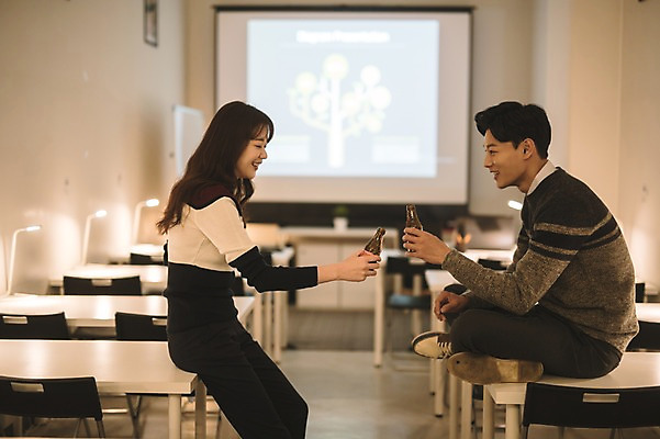 포토 JPG 여자 남자 의자 실내 대화 들기 앉기 상반신 20대 성인 두명 옆모습 아웃포커스 30대 사무실 스크린 한국인 직장인 비즈니스맨 비즈니스우먼 책상 동료 롤스크린 피로회복제 성인만 국내포토 직업 뷰포인트 가구 비즈니스 관계 모션 촬영기법 말하기 사람 동양인 청년 내부 장년 약 피로회복 파일형식