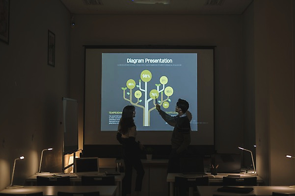 포토 JPG 응시 여자 남자 실내 설명 서기 상반신 20대 성인 두명 옆모습 30대 사무실 어둠 한국인 직장인 비즈니스맨 비즈니스우먼 발표 프레젠테이션 동료 성인만 국내포토 직업 시선 뷰포인트 비즈니스 관계 모션 사람 동양인 청년 내부 장년 파일형식