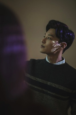 포토 JPG 응시 여자 남자 실내 설명 서기 상반신 20대 성인 두명 앞모습 뒷모습 30대 사무실 어둠 한국인 직장인 비즈니스맨 비즈니스우먼 발표 프레젠테이션 동료 성인만 국내포토 직업 시선 뷰포인트 비즈니스 관계 모션 사람 동양인 청년 내부 장년 파일형식