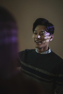 포토 JPG 응시 여자 남자 실내 설명 서기 상반신 20대 성인 두명 앞모습 뒷모습 30대 사무실 어둠 한국인 직장인 비즈니스맨 비즈니스우먼 발표 프레젠테이션 동료 성인만 국내포토 직업 시선 뷰포인트 비즈니스 관계 모션 사람 동양인 청년 내부 장년 파일형식