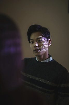 포토 JPG 응시 여자 남자 실내 설명 서기 상반신 20대 성인 두명 앞모습 뒷모습 30대 사무실 어둠 한국인 직장인 비즈니스맨 비즈니스우먼 발표 프레젠테이션 동료 성인만 국내포토 직업 시선 뷰포인트 비즈니스 관계 모션 사람 동양인 청년 내부 장년 파일형식