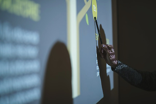 포토 JPG 손 남자 실내 설명 한명 20대 성인 신체부위 사무실 어둠 한국인 직장인 비즈니스맨 발표 프레젠테이션 성인남자한명만 국내포토 직업 1 비즈니스 모션 사람 동양인 청년 내부 남자한명만 성인남자만 파일형식