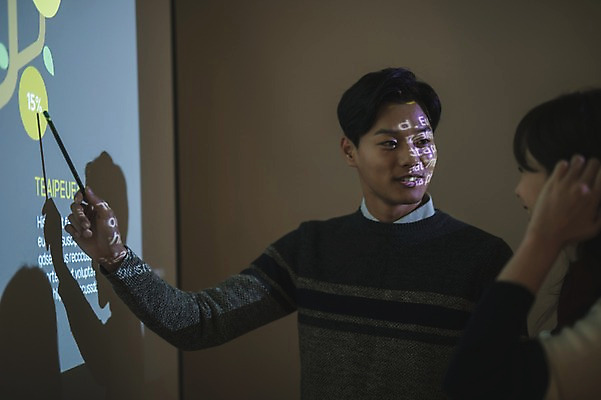 포토 JPG 응시 여자 남자 실내 설명 서기 상반신 20대 성인 두명 앞모습 옆모습 30대 사무실 어둠 한국인 직장인 비즈니스맨 비즈니스우먼 발표 프레젠테이션 동료 성인만 국내포토 직업 시선 뷰포인트 비즈니스 관계 모션 사람 동양인 청년 내부 장년 파일형식