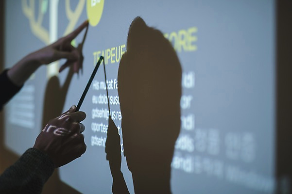 포토 JPG 손 여자 남자 실내 그림자 설명 20대 성인 두명 신체부위 30대 사무실 어둠 한국인 가리킴 직장인 비즈니스맨 비즈니스우먼 발표 프레젠테이션 동료 성인만 국내포토 직업 비즈니스 관계 모션 사람 동양인 손짓 청년 내부 장년 파일형식