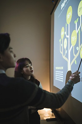 포토 JPG 응시 여자 남자 실내 설명 서기 상반신 20대 성인 두명 앞모습 뒷모습 30대 사무실 어둠 한국인 직장인 비즈니스맨 비즈니스우먼 발표 프레젠테이션 동료 성인만 국내포토 직업 시선 뷰포인트 비즈니스 관계 모션 사람 동양인 청년 내부 장년 파일형식