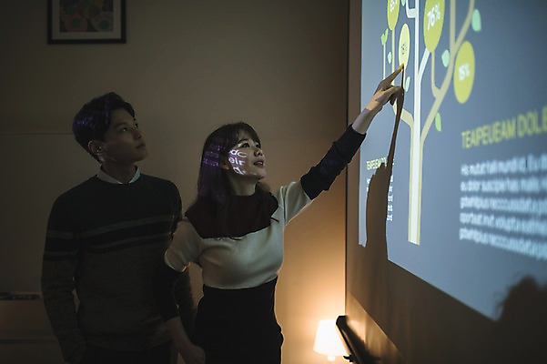 포토 JPG 응시 여자 남자 실내 설명 서기 상반신 20대 성인 두명 앞모습 30대 사무실 어둠 한국인 가리킴 직장인 비즈니스맨 비즈니스우먼 발표 프레젠테이션 동료 성인만 국내포토 직업 시선 뷰포인트 비즈니스 관계 모션 사람 동양인 손짓 청년 내부 장년 파일형식