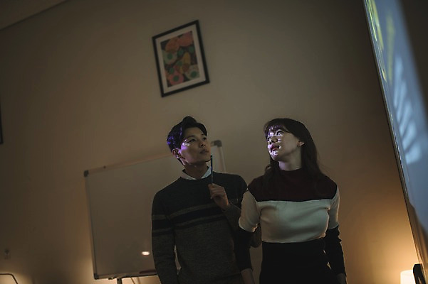 포토 JPG 응시 여자 남자 실내 설명 서기 상반신 20대 성인 두명 앞모습 30대 사무실 어둠 한국인 직장인 비즈니스맨 비즈니스우먼 발표 프레젠테이션 동료 성인만 국내포토 직업 시선 뷰포인트 비즈니스 관계 모션 사람 동양인 청년 내부 장년 파일형식