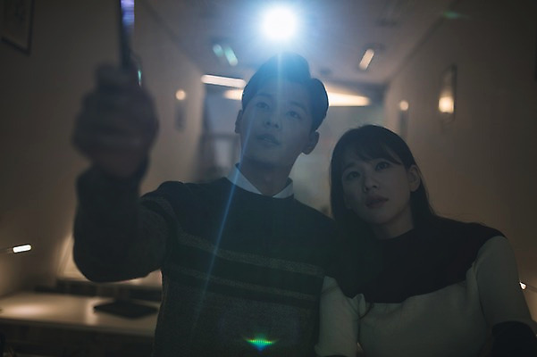 포토 JPG 응시 여자 남자 실내 설명 서기 상반신 20대 성인 두명 앞모습 30대 사무실 어둠 한국인 직장인 비즈니스맨 비즈니스우먼 발표 프레젠테이션 동료 성인만 국내포토 직업 시선 뷰포인트 비즈니스 관계 모션 사람 동양인 청년 내부 장년 파일형식