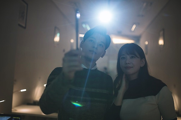 포토 JPG 응시 여자 남자 실내 설명 서기 상반신 20대 성인 두명 앞모습 30대 사무실 어둠 한국인 직장인 비즈니스맨 비즈니스우먼 발표 프레젠테이션 동료 성인만 국내포토 직업 시선 뷰포인트 비즈니스 관계 모션 사람 동양인 청년 내부 장년 파일형식