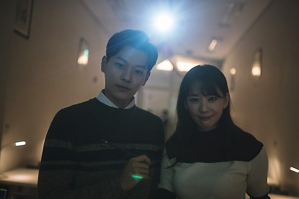 포토 JPG 여자 남자 실내 설명 서기 상반신 20대 성인 두명 앞모습 30대 사무실 어둠 한국인 직장인 비즈니스맨 비즈니스우먼 발표 프레젠테이션 동료 성인만 국내포토 직업 뷰포인트 비즈니스 관계 모션 사람 동양인 청년 내부 장년 파일형식