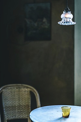 포토 JPG 유럽 의자 유럽풍경 탁자 조명 실내 풍경 사람없음 아웃포커스 컵 프랑스 파리_프랑스 국내포토 식기 나라 가구 촬영기법 내부 파일형식