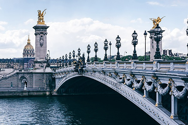 포토 JPG 주간 유럽 유럽풍경 하늘 풍경 사람없음 야외 강 동상 프랑스 파리_프랑스 알렉상드르3세교 가교 국내포토 자연요소 건축물 나라 조형물 다리_건축물 기념물 파일형식