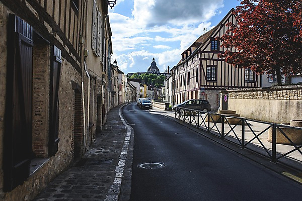 포토 JPG 주간 나무 유럽 도로 길 유럽풍경 주택 풍경 사람없음 야외 건물 프랑스 파리_프랑스 국내포토 자연요소 식물 건축물 나라 교통시설 파일형식
