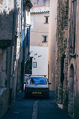 포토 JPG 주간 유럽 길 유럽풍경 자동차 풍경 사람없음 야외 건물 프랑스 골목길 프로방스 국내포토 자연요소 건축물 나라 육상교통 파일형식
