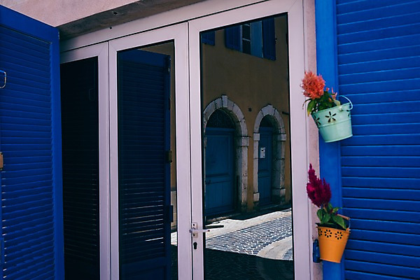 포토 JPG 주간 유럽 화분 유럽풍경 풍경 사람없음 야외 건물 반사 문 지중해 국내포토 자연요소 건축물 나라 바다 파일형식