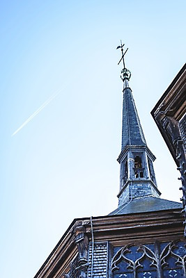 포토 JPG 주간 유럽 로우앵글 유럽풍경 하늘 풍경 사람없음 야외 교회 첨탑 비행운 국내포토 자연요소 나라 뷰포인트 종교건축 건물 탑 파일형식 구름_자연