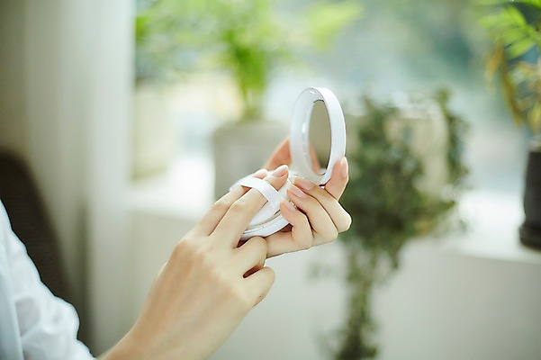 포토 JPG 스튜디오촬영 식물 손 여자 실내 한명 들기 20대 성인 아웃포커스 신체부위 뷰티 화장품 팩트 성인여자한명만 국내포토 1 모션 촬영기법 사람 청년 내부 여자한명만 성인여자만 파일형식