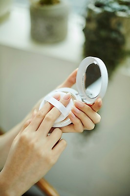 포토 JPG 스튜디오촬영 손 여자 실내 한명 들기 20대 성인 아웃포커스 신체부위 뷰티 화장품 팩트 성인여자한명만 국내포토 1 모션 촬영기법 사람 청년 내부 여자한명만 성인여자만 파일형식