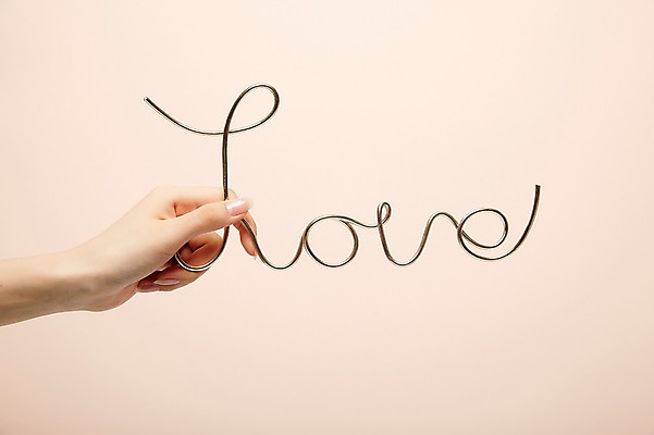 포토 JPG 스튜디오촬영 손 여자 실내 사랑 한명 들기 20대 성인 신체부위 뷰티 성인여자한명만 국내포토 1 감정 모션 사람 청년 내부 여자한명만 성인여자만 파일형식