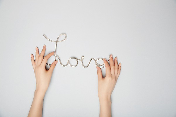 포토 JPG 스튜디오촬영 손 여자 실내 사랑 한명 들기 20대 성인 신체부위 뷰티 성인여자한명만 국내포토 1 감정 모션 사람 청년 내부 여자한명만 성인여자만 파일형식