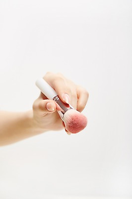포토 JPG 스튜디오촬영 손 여자 실내 한명 들기 20대 성인 신체부위 뷰티 메이크업브러쉬 성인여자한명만 국내포토 1 모션 사람 청년 내부 붓 여자한명만 성인여자만 파일형식
