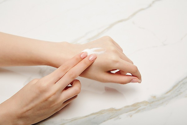 포토 JPG 스튜디오촬영 손 여자 실내 한명 20대 성인 신체부위 뷰티 화장품 크림 바르기 성인여자한명만 국내포토 1 모션 사람 청년 내부 여자한명만 성인여자만 파일형식