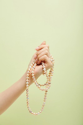 포토 JPG 스튜디오촬영 손 여자 실내 한명 들기 20대 성인 신체부위 뷰티 진주목걸이 성인여자한명만 국내포토 1 목걸이 모션 사람 청년 내부 진주_보석 여자한명만 성인여자만 파일형식
