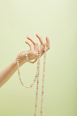 포토 JPG 스튜디오촬영 손 여자 실내 한명 들기 20대 성인 신체부위 뷰티 진주목걸이 성인여자한명만 국내포토 1 목걸이 모션 사람 청년 내부 진주_보석 여자한명만 성인여자만 파일형식