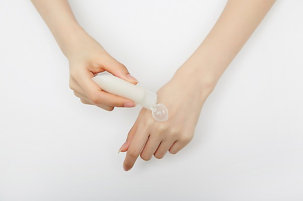 포토 JPG 스튜디오촬영 손 여자 실내 한명 20대 성인 신체부위 뷰티 화장품 잡기 크림 로션 성인여자한명만 국내포토 1 모션 사람 청년 내부 여자한명만 성인여자만 파일형식