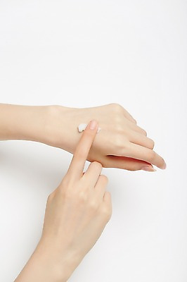 포토 JPG 스튜디오촬영 손 여자 실내 한명 20대 성인 신체부위 뷰티 화장품 크림 바르기 핸드크림 성인여자한명만 국내포토 1 모션 사람 청년 내부 여자한명만 성인여자만 파일형식