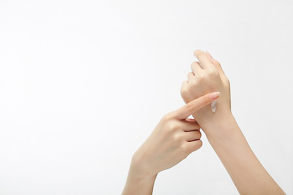 포토 JPG 스튜디오촬영 손 여자 실내 한명 20대 성인 신체부위 뷰티 화장품 크림 바르기 핸드크림 성인여자한명만 국내포토 1 모션 사람 청년 내부 여자한명만 성인여자만 파일형식