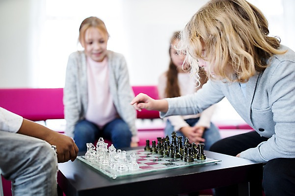 포토 JPG 외국인 백인 학생 응시 여자 남자 어린이 흑인 학교 앉기 여러명 상반신 앞모습 옆모습 아웃포커스 친구 체스 고민 체스게임 어린이만 국내포토 서양인 시선 교육 감정 뷰포인트 다수 관계 모션 놀이 촬영기법 사람 인종 게임 파일형식
