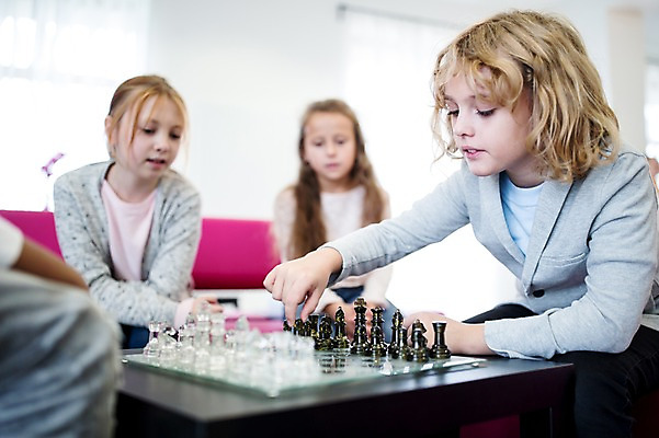 포토 JPG 외국인 백인 학생 응시 여자 남자 어린이 흑인 학교 앉기 여러명 상반신 앞모습 옆모습 아웃포커스 친구 체스 고민 체스게임 어린이만 국내포토 서양인 시선 교육 감정 뷰포인트 다수 관계 모션 놀이 촬영기법 사람 인종 게임 파일형식