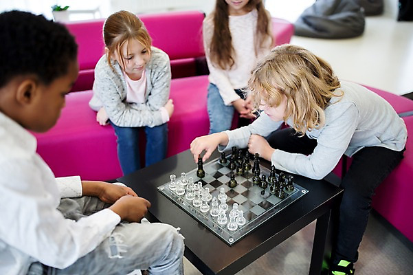 포토 JPG 외국인 백인 학생 응시 여자 남자 어린이 흑인 학교 앉기 여러명 상반신 앞모습 옆모습 아웃포커스 친구 체스 고민 체스게임 어린이만 국내포토 서양인 시선 교육 감정 뷰포인트 다수 관계 모션 놀이 촬영기법 사람 인종 게임 파일형식