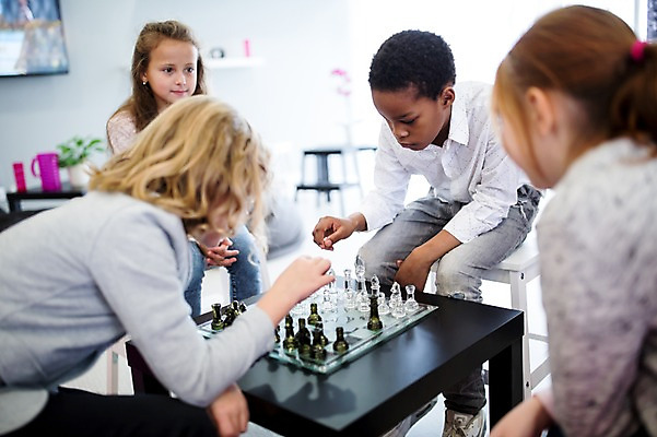 포토 JPG 외국인 백인 학생 응시 여자 남자 어린이 흑인 학교 앉기 여러명 상반신 앞모습 옆모습 아웃포커스 친구 체스 고민 체스게임 어린이만 국내포토 서양인 시선 교육 감정 뷰포인트 다수 관계 모션 놀이 촬영기법 사람 인종 게임 파일형식